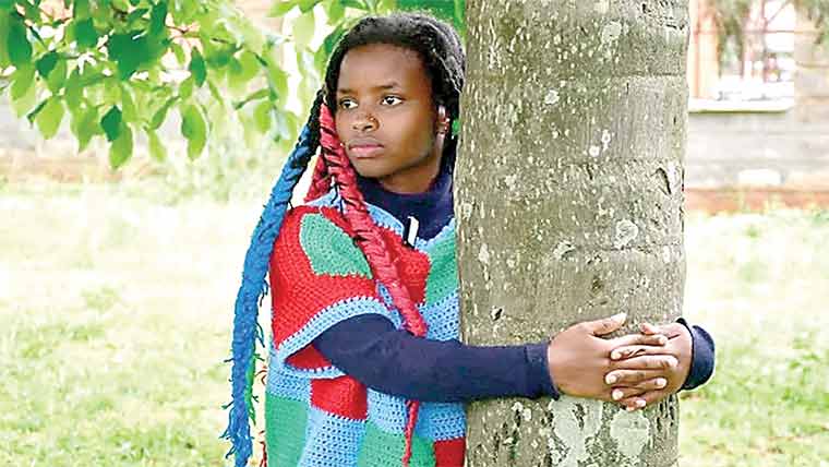 کینیا:72گھنٹے تک درخت کو گلے لگانے کا ریکارڈ