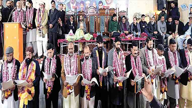 حافظ آباد پر یس کلب کے نو منتخب  عہدیدار وں نے حلف اٹھا لیا 