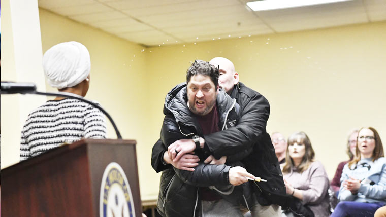 امریکی رکن کانگریس الہان عمر پر  ایک شخص نے مائع چھڑک دیا،حملہ  آور گرفتار،ٹرمپ کا متنازع تبصرہ 