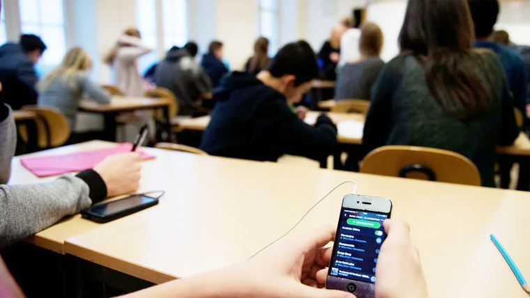 سویڈن :پرائمری اور مڈل سکولز میں موبائل فونز پر پابندی 