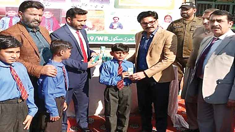 سکول میل پروگرام،بچوں میں دودھ اوربسکٹ تقسیم