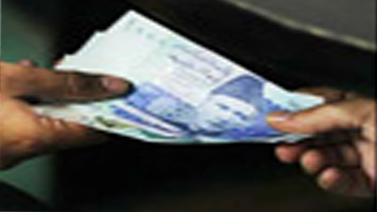 محکمہ انڈسٹریز کے 2افسر رشوت لیتے رنگے ہاتھوں گرفتار 