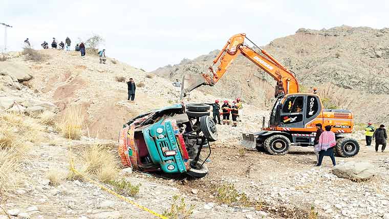  آئل ٹینکر موٹر سائیکل سے ٹکرا کر کھائی میں جا گرا،3زخمی  