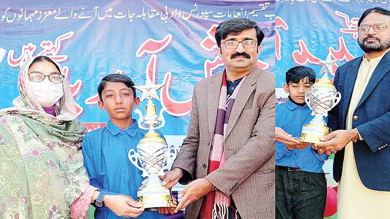 کھیلوں اور ادبی مقابلہ جات میں پوزیشن  ہولڈرز مدارس کے طلبا میں ٹرافیاں تقسیم