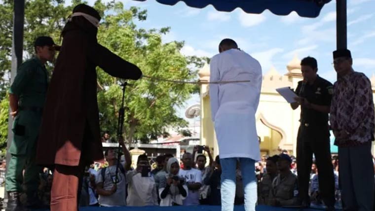 انڈونیشیا:جنسی تعلق ،شراب نوشی  پر نوجوان جوڑے کو سرعام  140 کوڑے مارنے کی سزا