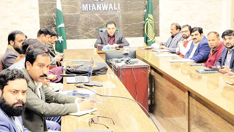  ڈی سی کی زیر صدارت کنسٹرکشن سائٹس پر سیفٹی یقینی بنانے پراجلاس 