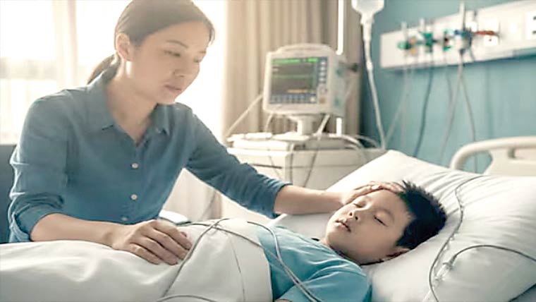 سکول کے دوستوں کی آواز سن کر بچہ کوما سے باہر نکل آیا