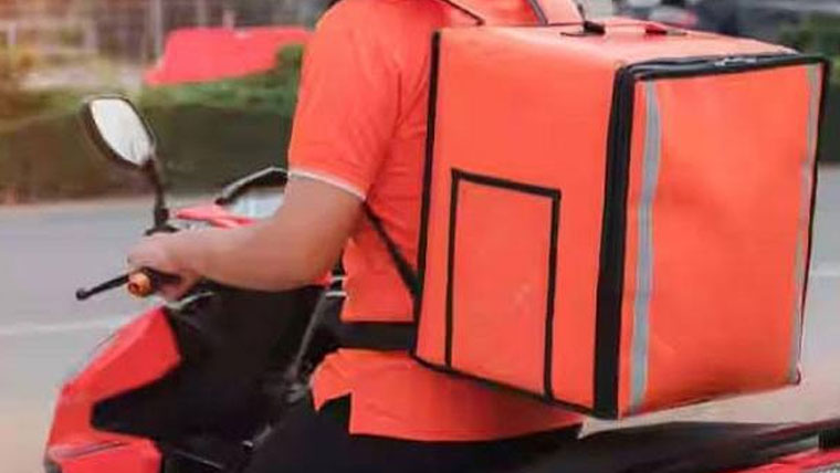 ڈلیوری بوائے سے پیزے ، کولڈ ڈرنک اور نقدی چھین لیا