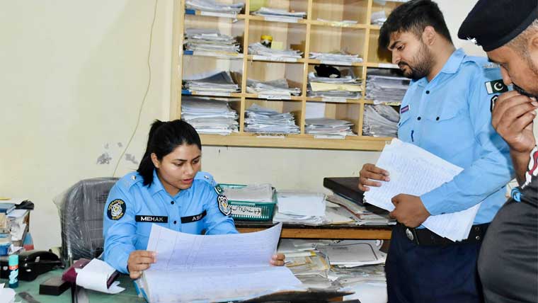 اے ایس پی کا تھانہ شہزاد ٹائون  کا دورہ ، ریکارڈ کا جائزہ لیا 