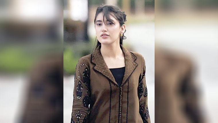 بولڈ رومانوی مناظر،سحر ہاشمی  پاکستان کی عمران ہاشمی قرار