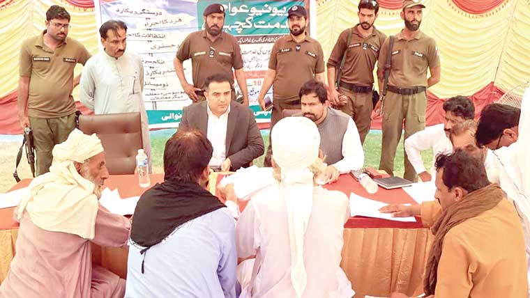  ڈی سی آفس کے لا ن میں ریو نیو  عوامی خدمت کچہری کا انعقاد 