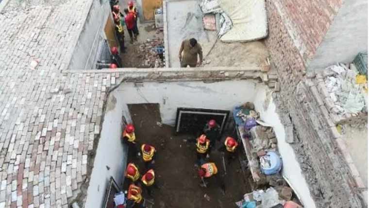 صدقے جائوں۔ ہائے۔ ماں کے بچے۔ میں نے تو پڑھنے بھیجا تھا 