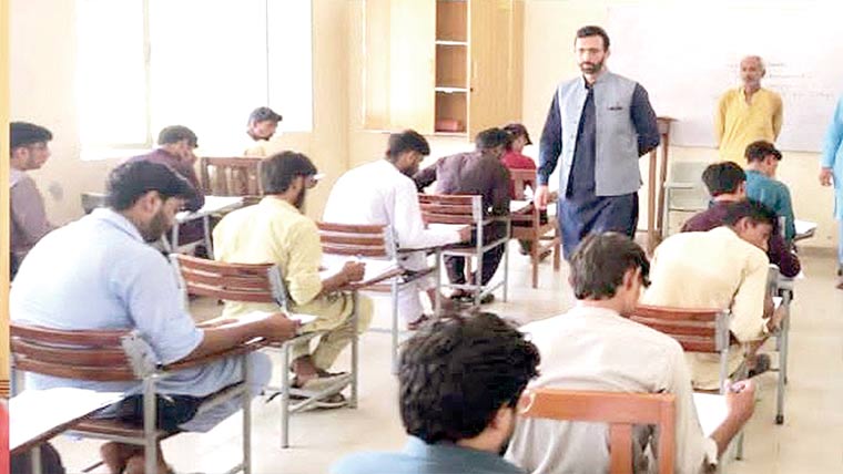ٹوبہ :انٹرمیڈیٹ امتحانات، ڈپٹی کمشنر کا امتحانی مرکز کا اچانک دورہ