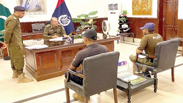 ڈی پی او چنیوٹ کی اردل روم میں پو لیس اہلکاروں سے ملاقات