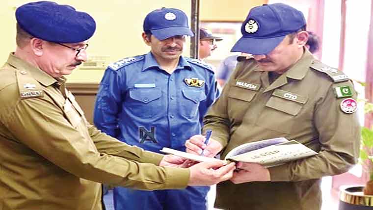  وزیرآباد:سی ٹی او کا خدمت مرکز کا دورہ، سیفٹی کٹس تقسیم 