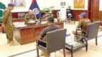 ڈی پی او چنیوٹ کی اردل روم میں پو لیس اہلکاروں سے ملاقات