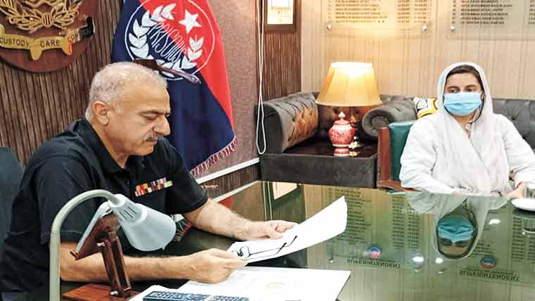  میڈیکل سوشل آفیسر نادیہ شاہ  کی ڈسٹرکٹ جیل سرگودھا کے  سپرنٹنڈنٹ سے ملاقات 