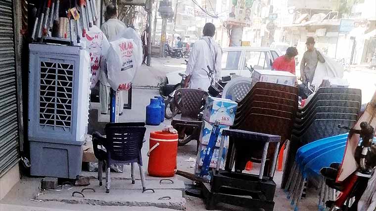 ڈسکہ سمبڑیال روڈ پر دکاندار فٹ پاتھ پر قابض ‘راستہ بند 