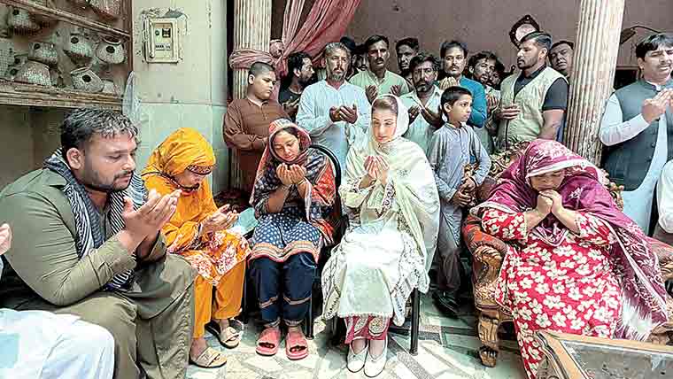 سانحہ  کاہنہ:مریم  نواز  کی  جاں  بحق  بچوں  کے  والدین  سے  ملاقات،امدادی  رقم  تقسیم  