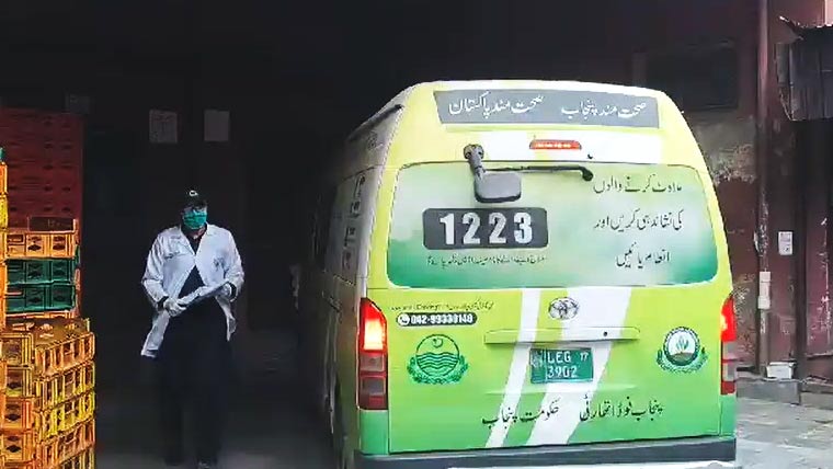 گجرات:پانچ فوڈ پو ائنٹس کو  جرمانے ،مضر صحت مٹھائی تلف 