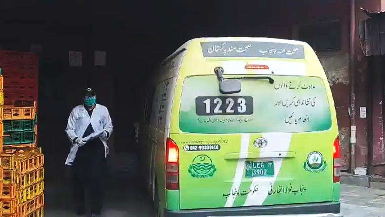 گجرات:پانچ فوڈ پو ائنٹس کو  جرمانے ،مضر صحت مٹھائی تلف 