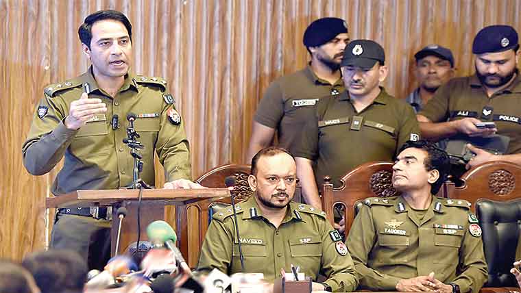 غیر ملکی خواتین کو بحفاظت بازیاب کرایا، قانونی تقاضے پورے کرکے باہر بھیجا : ڈی آئی جی آپریشنز 