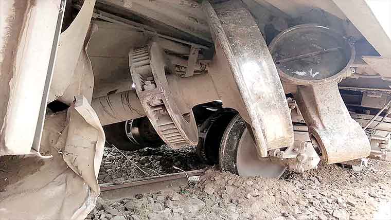 خانیوال،شالیمار ایکسپریس  پٹڑی سے اتر گئی، مسافر محفوظ 