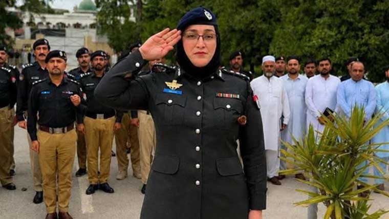 پختونخوا :نوشہرہ کی پہلی خاتون  ڈی پی او سونیا شمروز نے  عہدے کا چارج سنبھال لیا