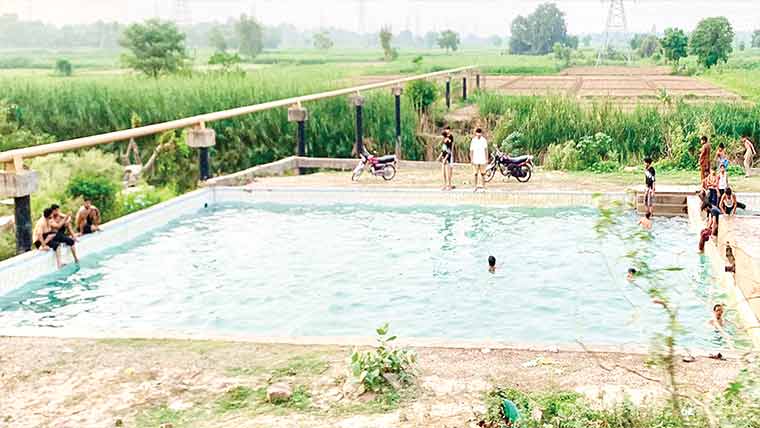 نوجوان اور بچے سوئمنگ پول  میں نہا کر گرمی بھگانے لگے