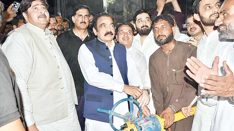  چک 77ج ب میں گیس منصوبے کا افتتاح، سڑک کا سنگِ بنیاد