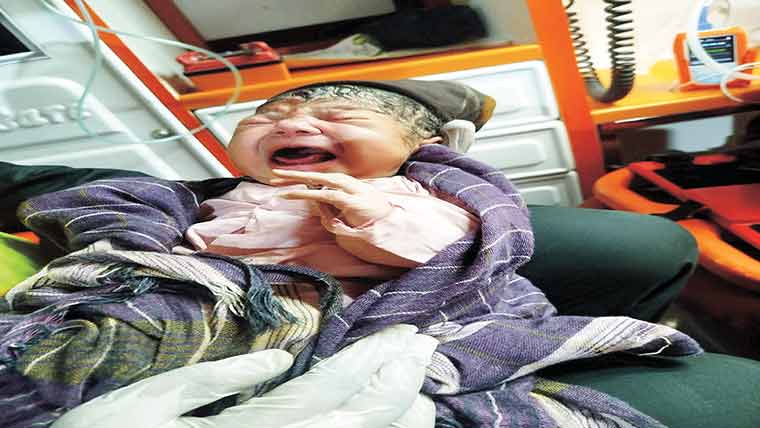 خاتون نے ایمبولینس میں ہی بچے کو جنم دیدیا