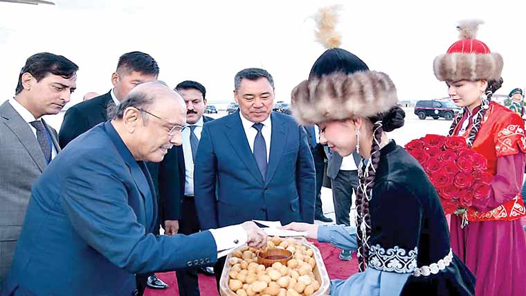 صدر آصف زرداری سرکاری دورے پر کرغزستان پہنچ گئے 