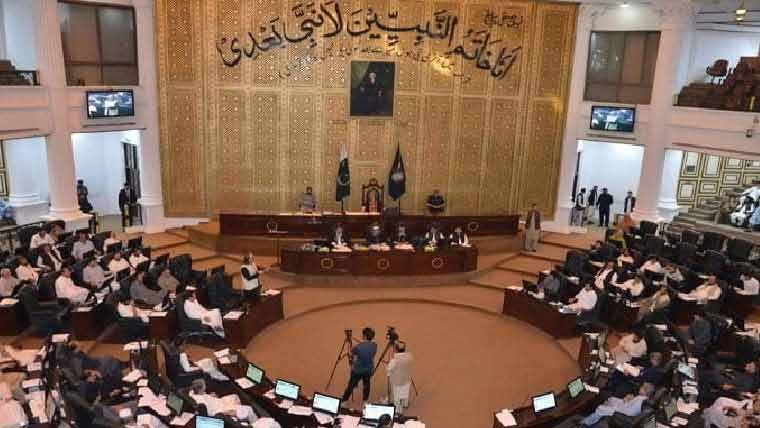  خیبرپختونخوا :صحافیوں پر سخت پابندیاں ، ارکان اسمبلی کیلئے  بلیو پاسپورٹ سمیت نئی مراعات ، قانون منظور 
