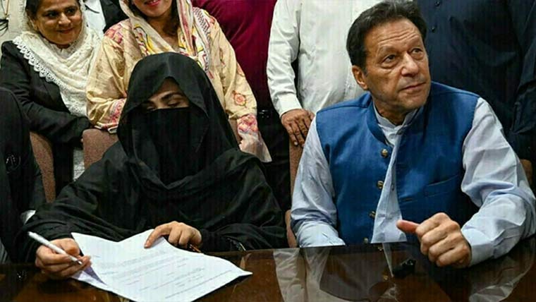 بشریٰ بی بی سے عمران خان  اور ان کی فیملی کی ملاقات 