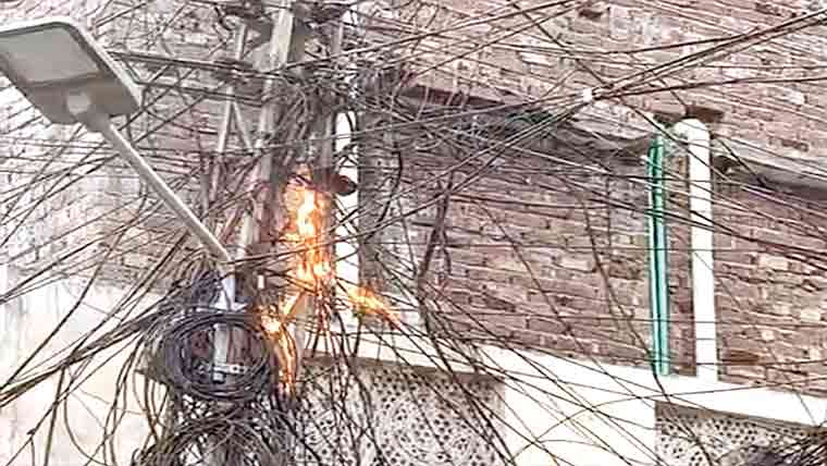 علی پورچٹھہ : کھمبوں پر بے ہنگم تار ، سپارکنگ سے آتشزدگی 