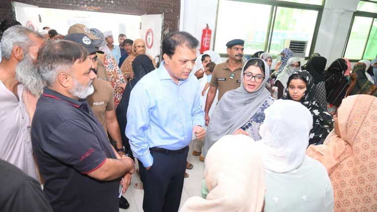 ڈپٹی کمشنر حافظ آ باد کا ڈسٹرکٹ ہسپتال کا دورہ ، سہو لیات کا جائزہ 