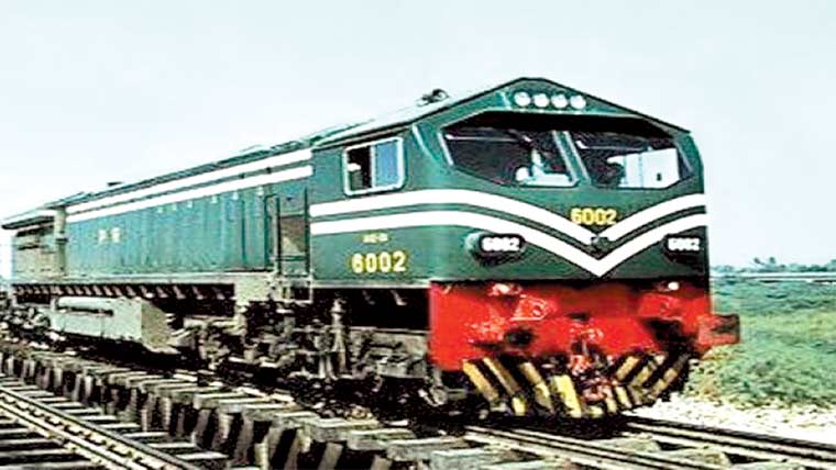  پتھراؤ کرتے ہوئے  ریلوے انجن کا شیشہ توڑ دیا 