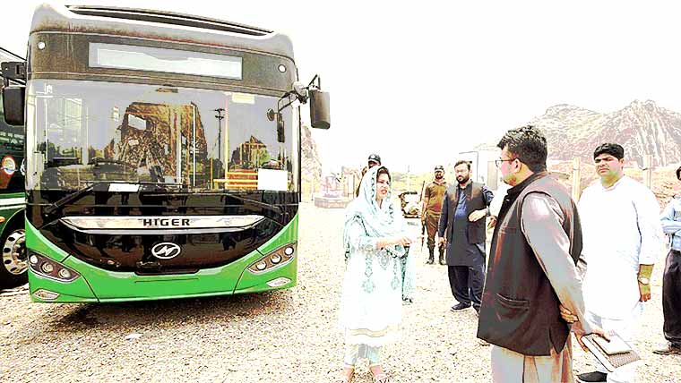 ڈپٹی کمشنر کا چناب نگر میں زیرِ تعمیر گرین بس سٹیشن کا جائزہ 