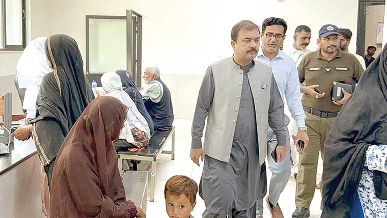 ڈپٹی کمشنر جھنگ کا ڈی ایچ کیو ہسپتال کا دورہ، سہولیات کا جائزہ