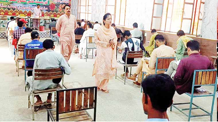 اسسٹنٹ کمشنر کمالیہ کا امتحانی مرکز کا اچانک دورہ