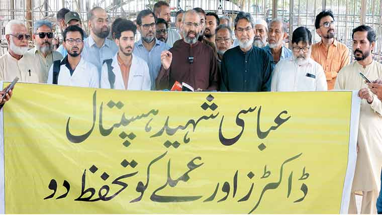 ینگ ڈاکٹرزکی تنخواہیں فوری ادا کی جائیں، منعم ظفرخان