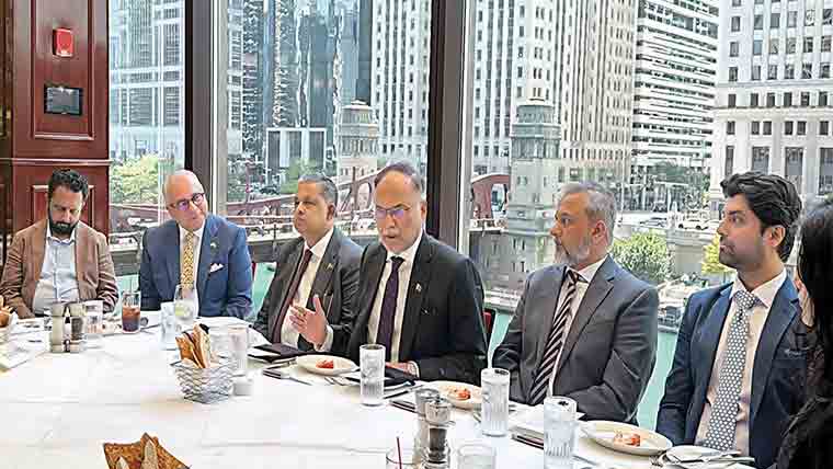  سرمایہ کاری کے فروغ کیلئے سازگار ماحول دینا اولین ترجیح ، احسن اقبال