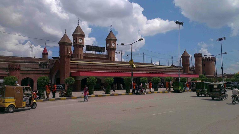 ریلوے سٹیشن:ٹریک پر لکڑی کے سلیپر خستہ حال ،مسافر غیرمحفوظ
