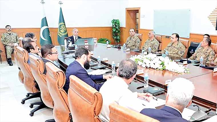 دہشتگردی: مشرقی ہمسایہ ملک ملوث : اسلحہ، مالی معاونت فراہم کررہا، افغانستان کی سرزمین استعمال ہورہی، آخری فسادی دہشتگرد کے خاتمے تک جنگ جاری رہے گی : شہباز شریف 