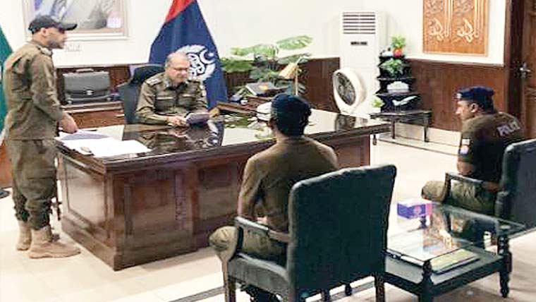  ڈی پی او چنیوٹ کی اردل روم  میں اہلکاروں سے ملاقات 
