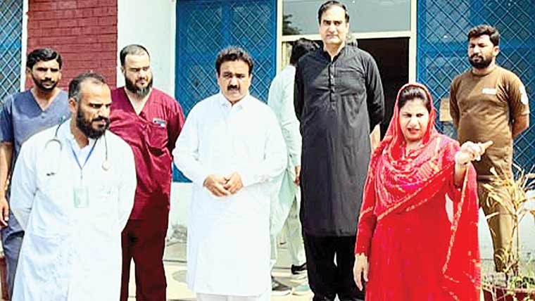 ڈپٹی کمشنر چنیوٹ کا مراکز صحت کا اچانک دورہ، سہولیات کا جائزہ