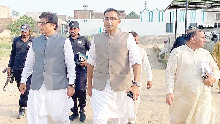 کمشنر و ڈپٹی کمشنر کا علی پورچٹھہ میں ترقیاتی کاموں کا جائزہ 