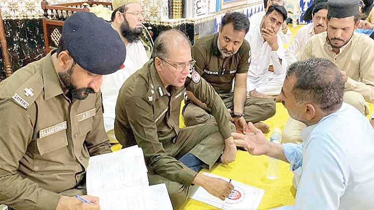  ڈی پی او چنیوٹ کی مسجد میں کھلی کچہری، شہریوں کے مسائل سنے