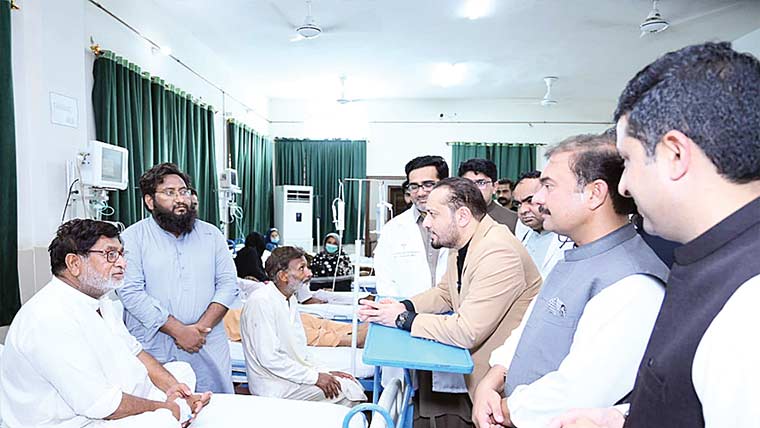 صوبائی وزیرِ صحت کا ڈسٹرکٹ ہیڈکوارٹر ہسپتال جھنگ کا دورہ 