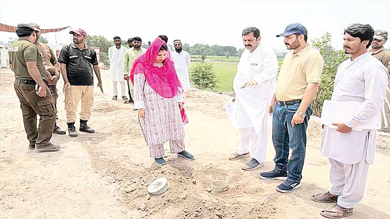 ڈپٹی کمشنرچنیوٹ کا دریائے چناب کے حفاظتی بند کا دورہ